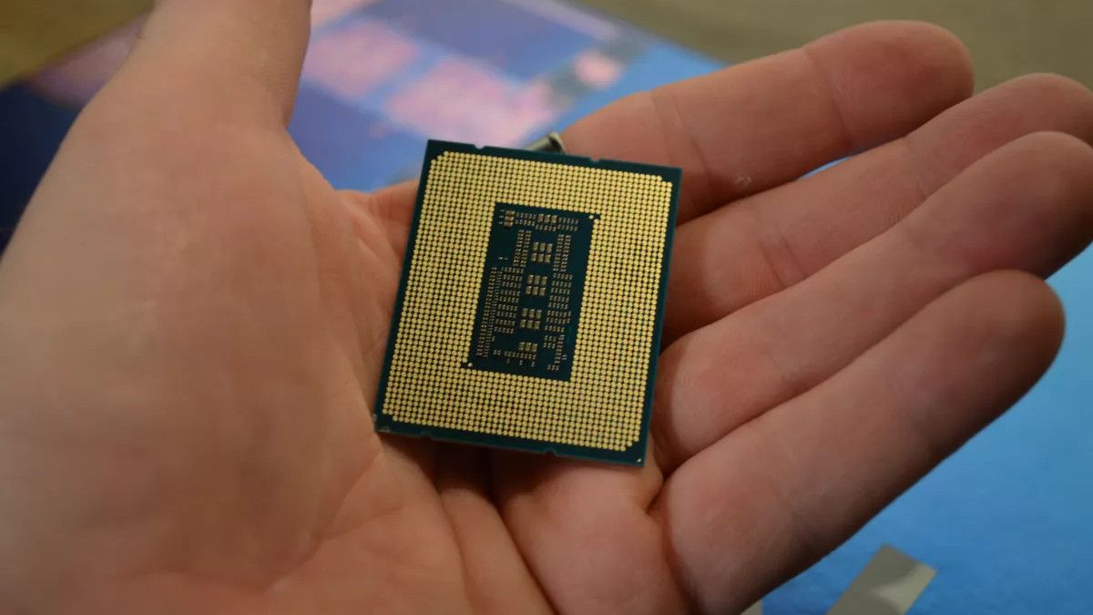 Intel Core i9-13900K in hand